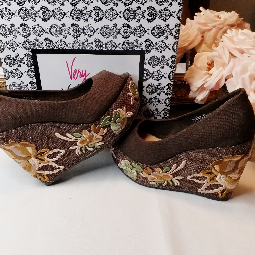 Very Volatile SZ 9M Embroidered Brown Canvas Wedge
